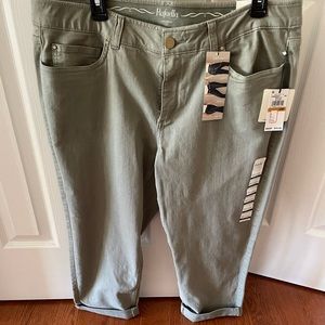 Pale Ivy Rafaella capri